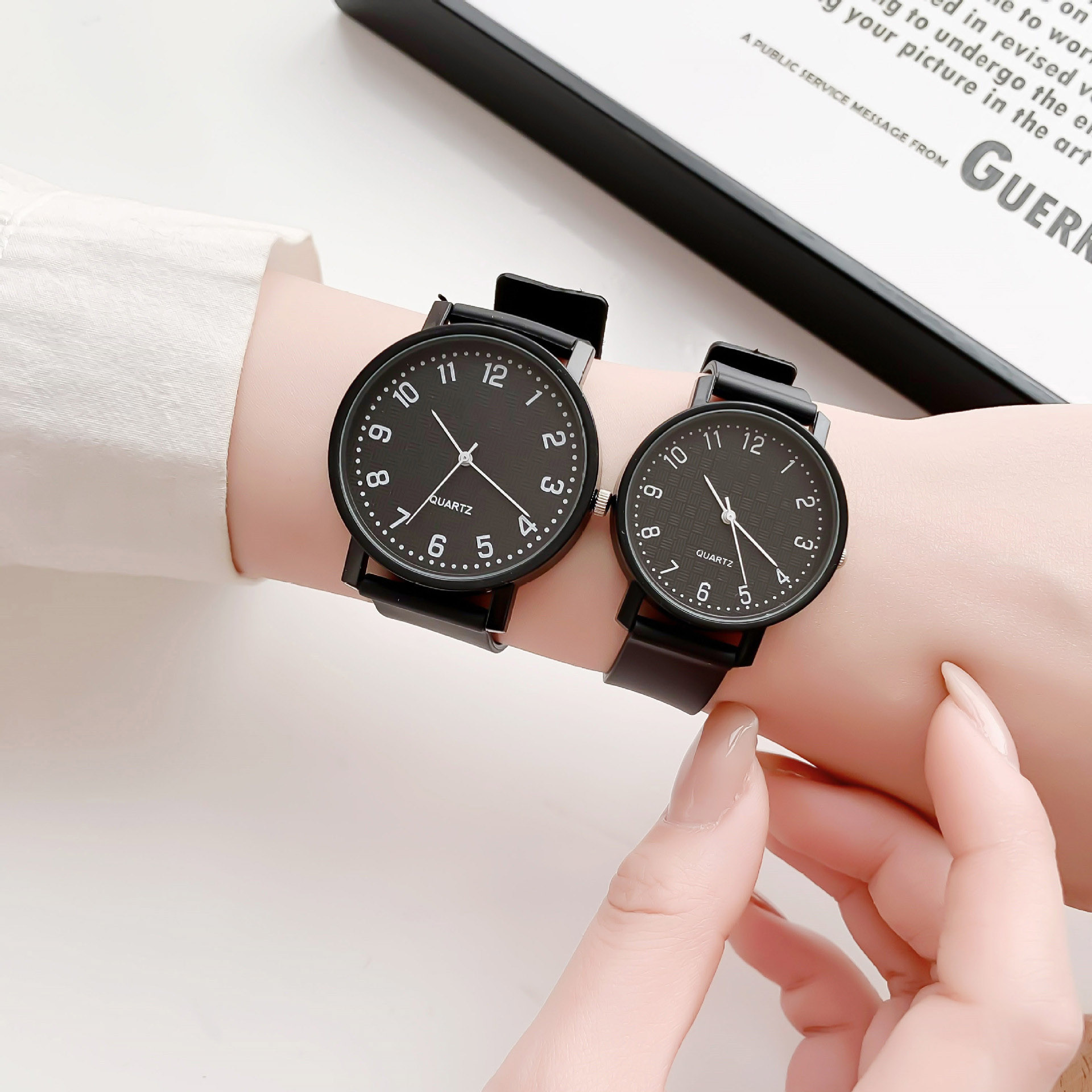Semplice orologio nero Orologi - Luxury Watch Deals recensione e prezzo